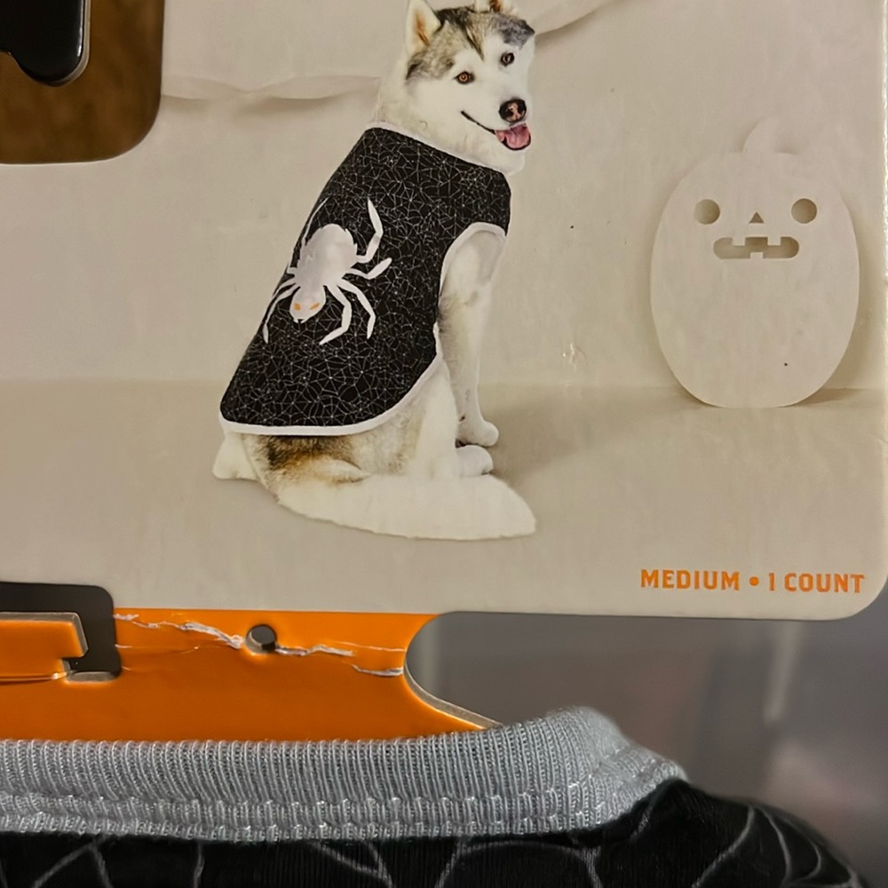 NWT pet t shirt.  Med.